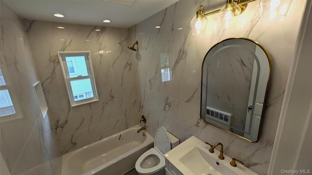 1st Floor:_Full Bath