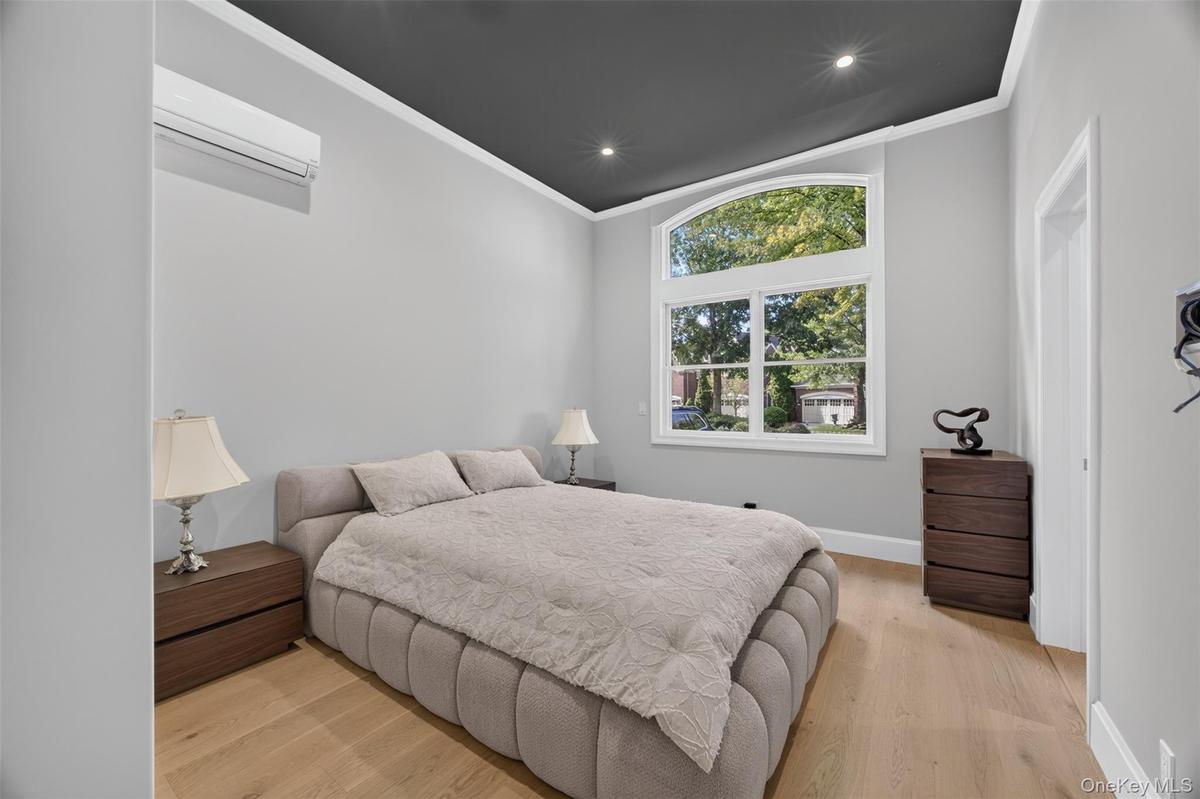 Guest bedroom with ensuite bathroom