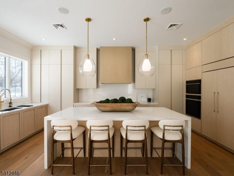Modern Eat-in Kitchen