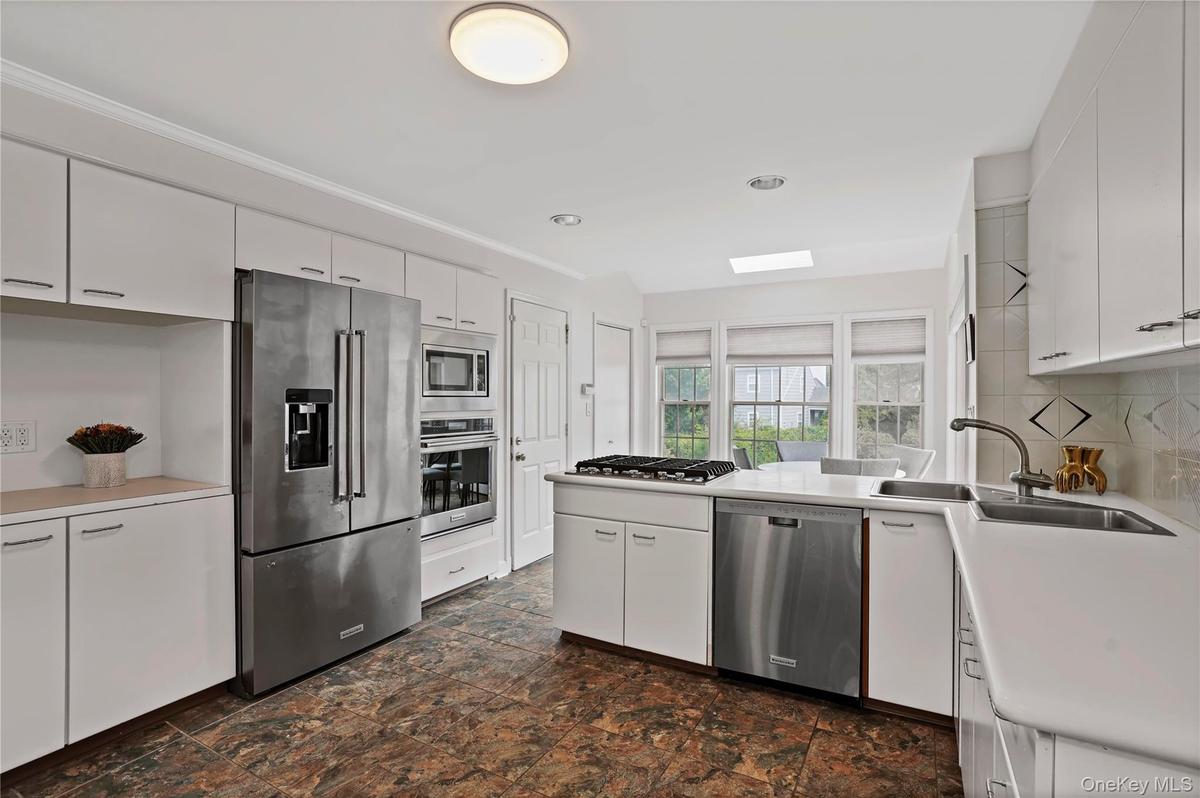 Gas Cooktop, Full Size Wall Oven, Doors To Garage & Pantry, Windowed Breakfast Area