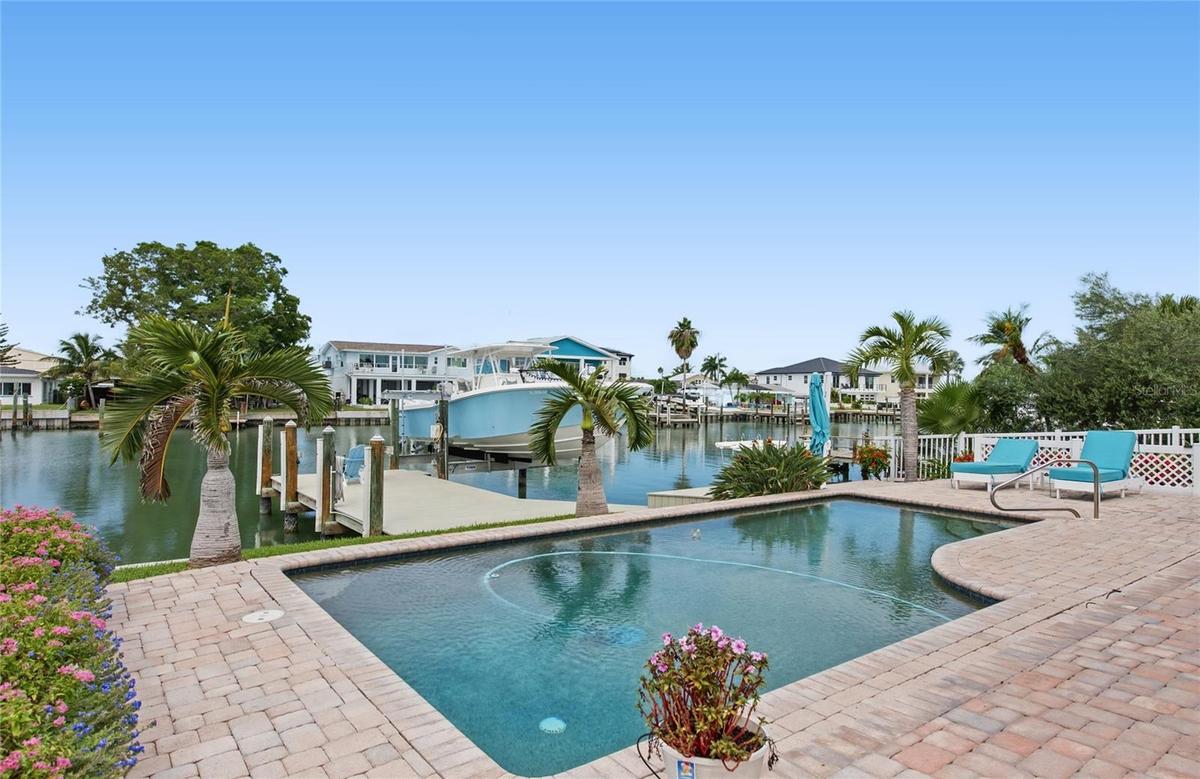 544 Lillian Dr, Madeira Beach