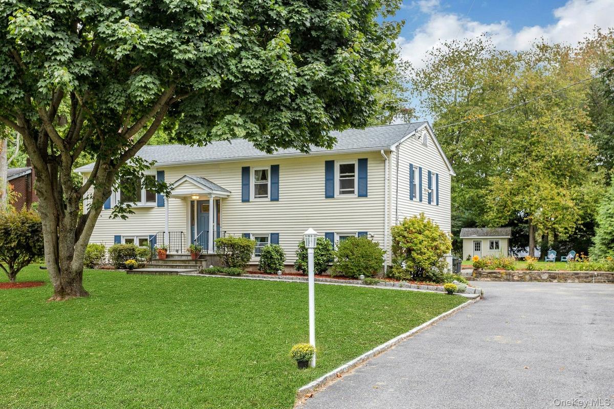 Nice Front Lawn/and Drive
