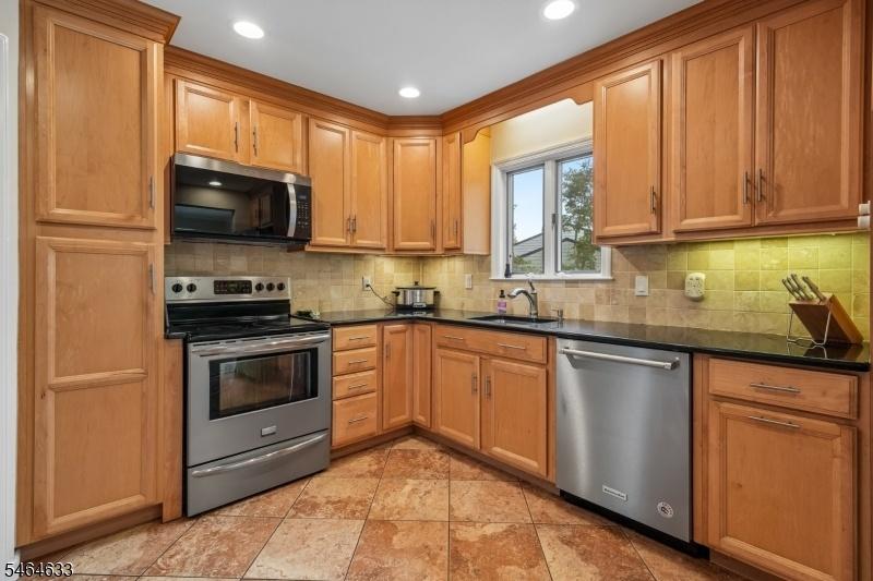 Kitchen w/SS appliances