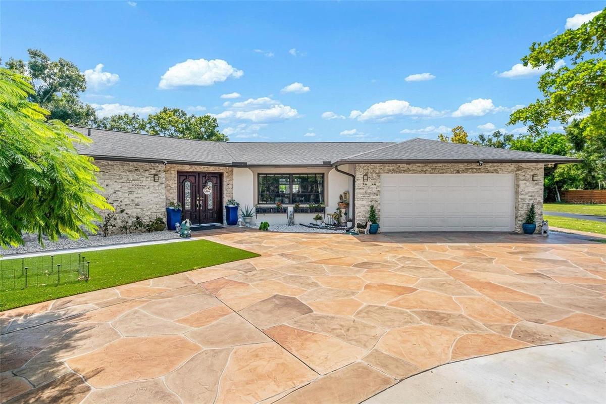 LARGE CIRCULAR STONE DRIVEWAY