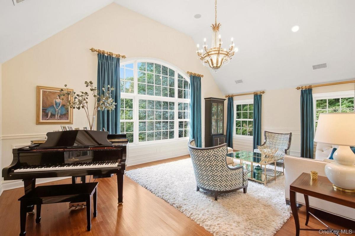 Large windows with plenty of light