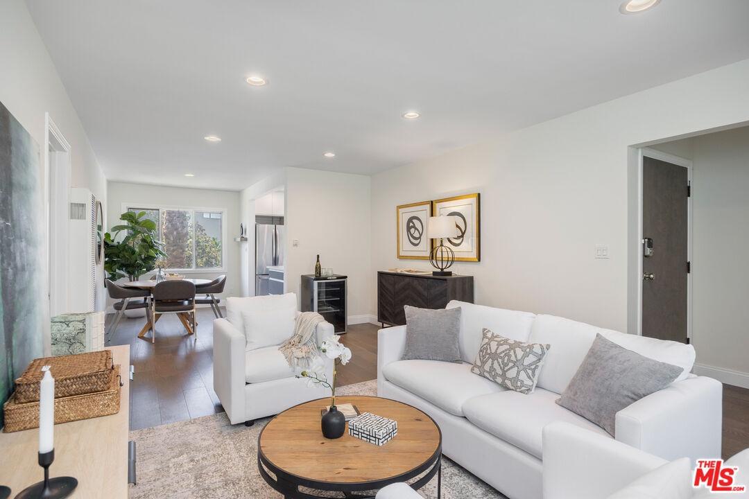 Living/Dining - Entertainment