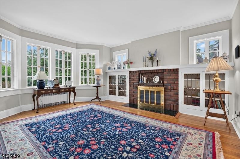 LRw/ woodburning fireplace