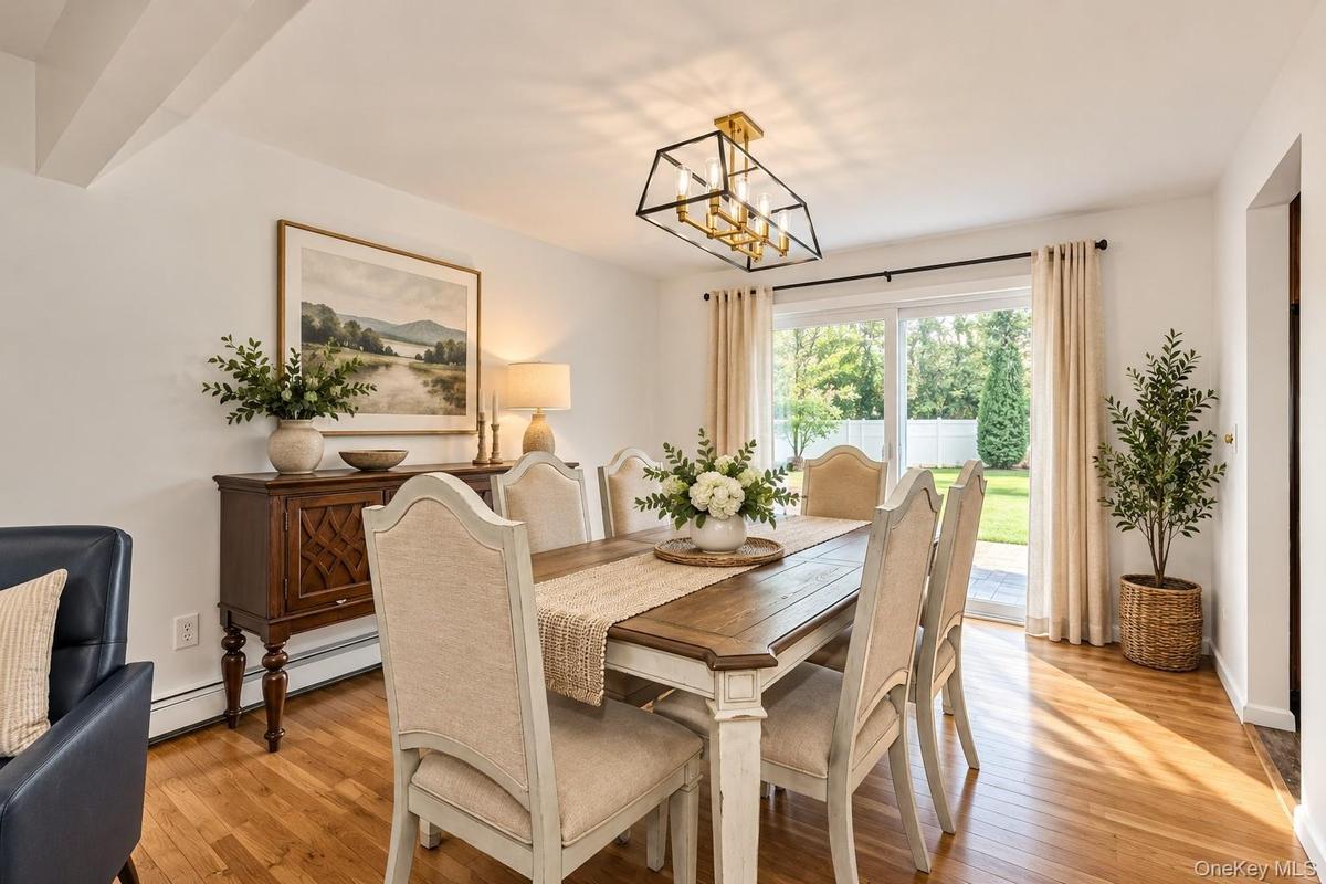 Virtually staged dining room