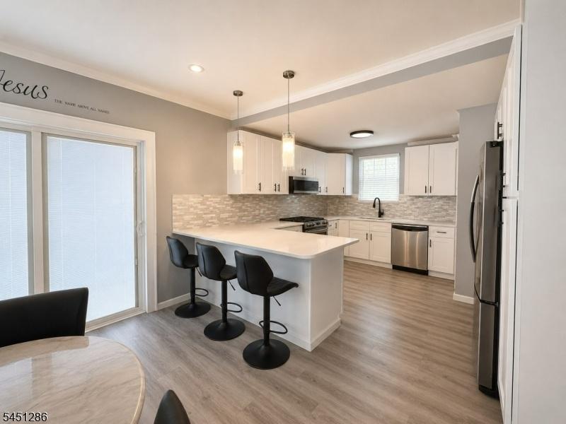 KITCHEN W/ BREAKFAST BAR
