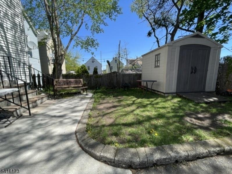 Yard w Storage Shed