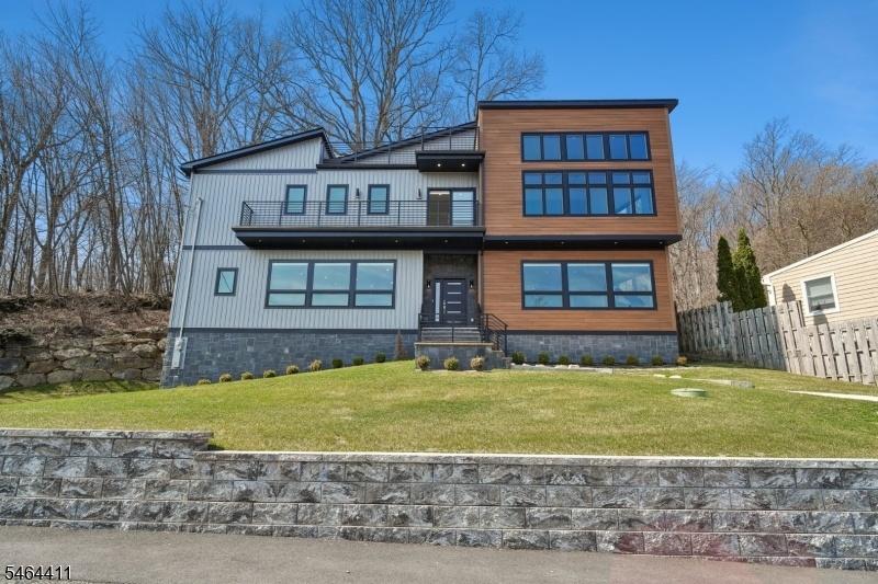 Contemporary Lakefront Home