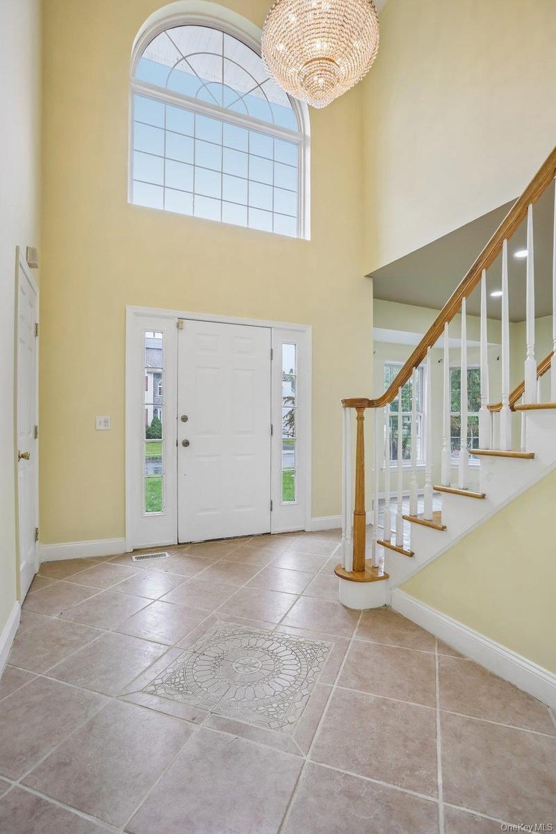 Vaulted entrance foyer