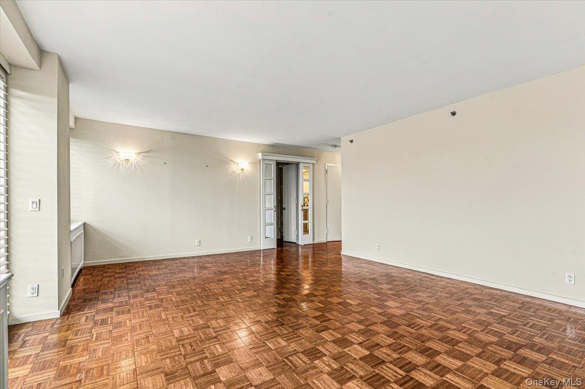 Bright & Spacious Living Room/Dining Area with Parquet Floors