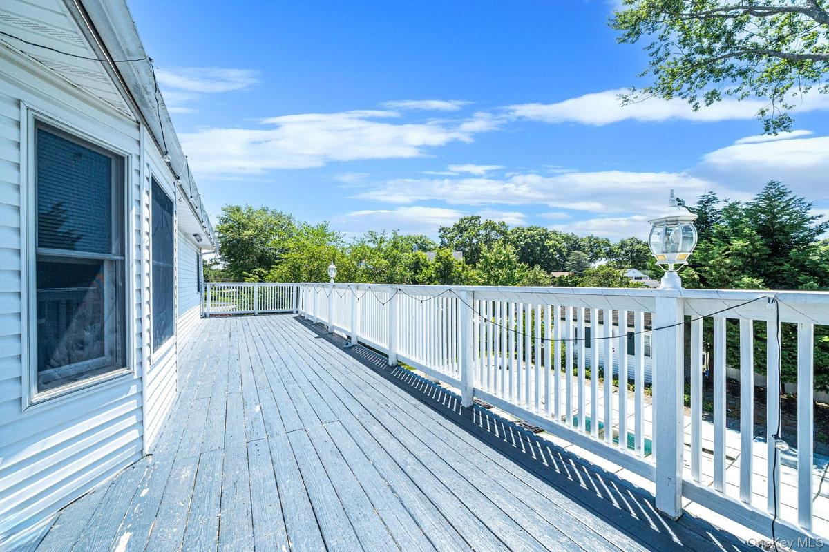 Upper Deck, access from Kitchen