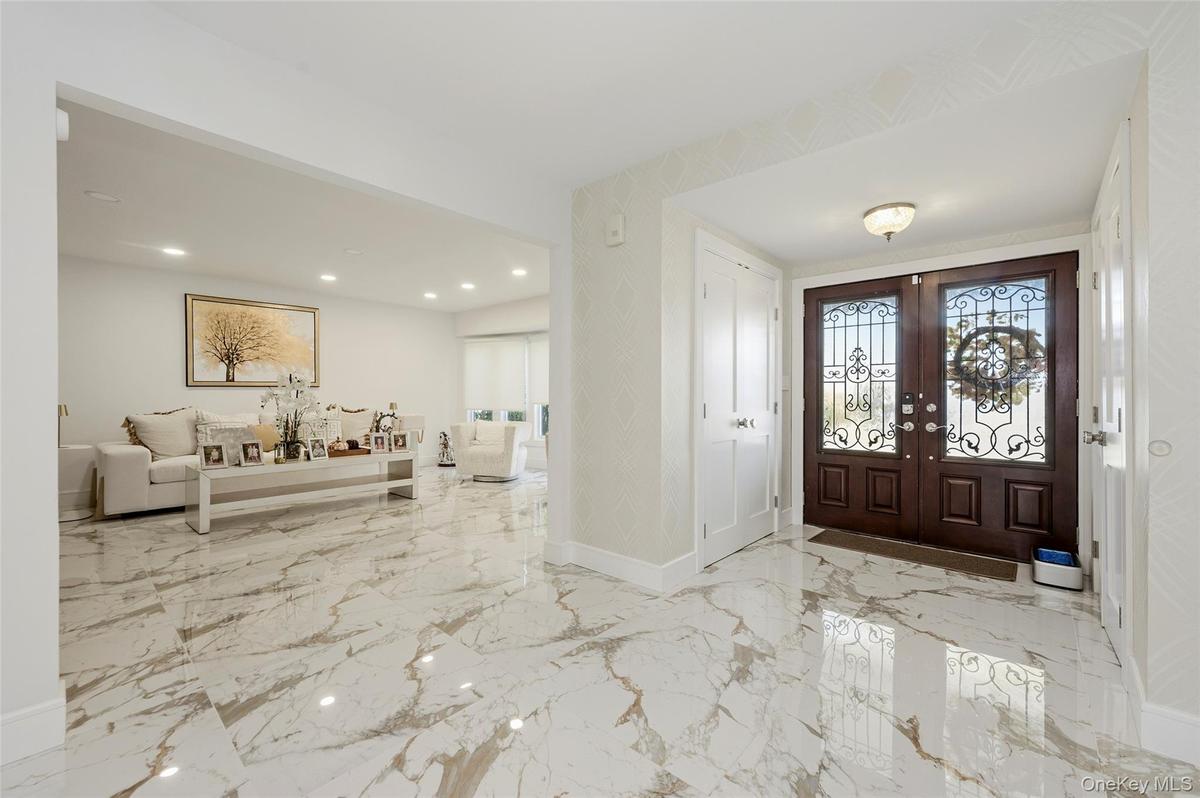 Foyer/Formal Living Room