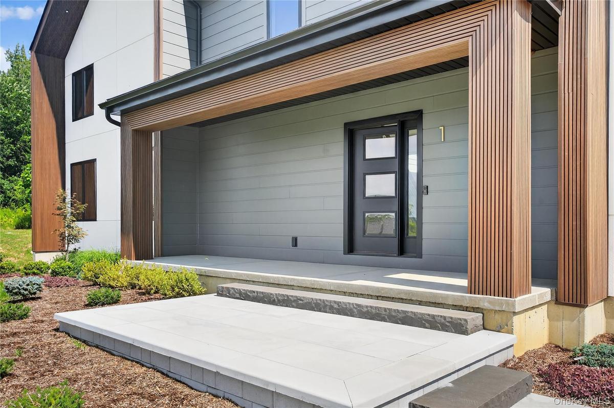 Doorway to property with a porch