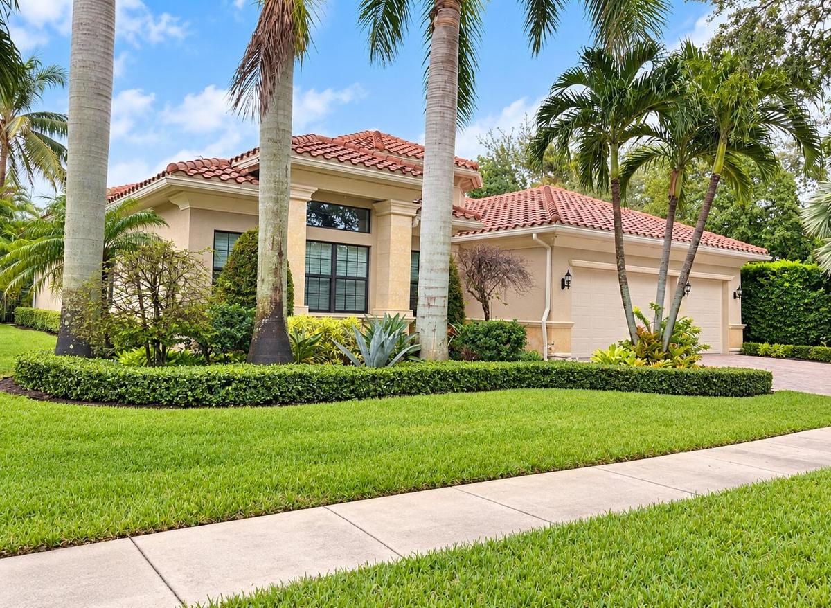 4 Bedroom, 4 Bath , Studio, Great Room Gourmet Eat in Kitchen Venetian Model Corner lakefront with Pool Spa Home
