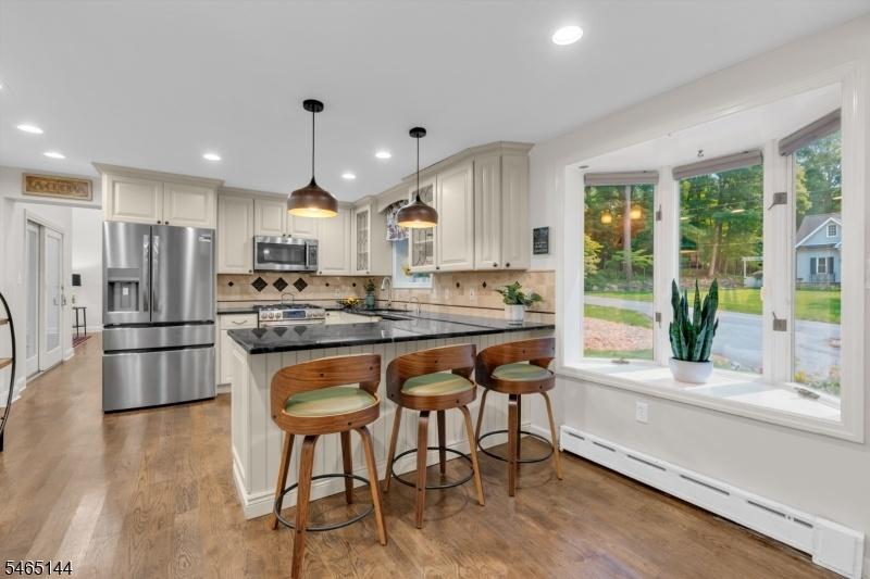 Kitchen and Breakfast Bar