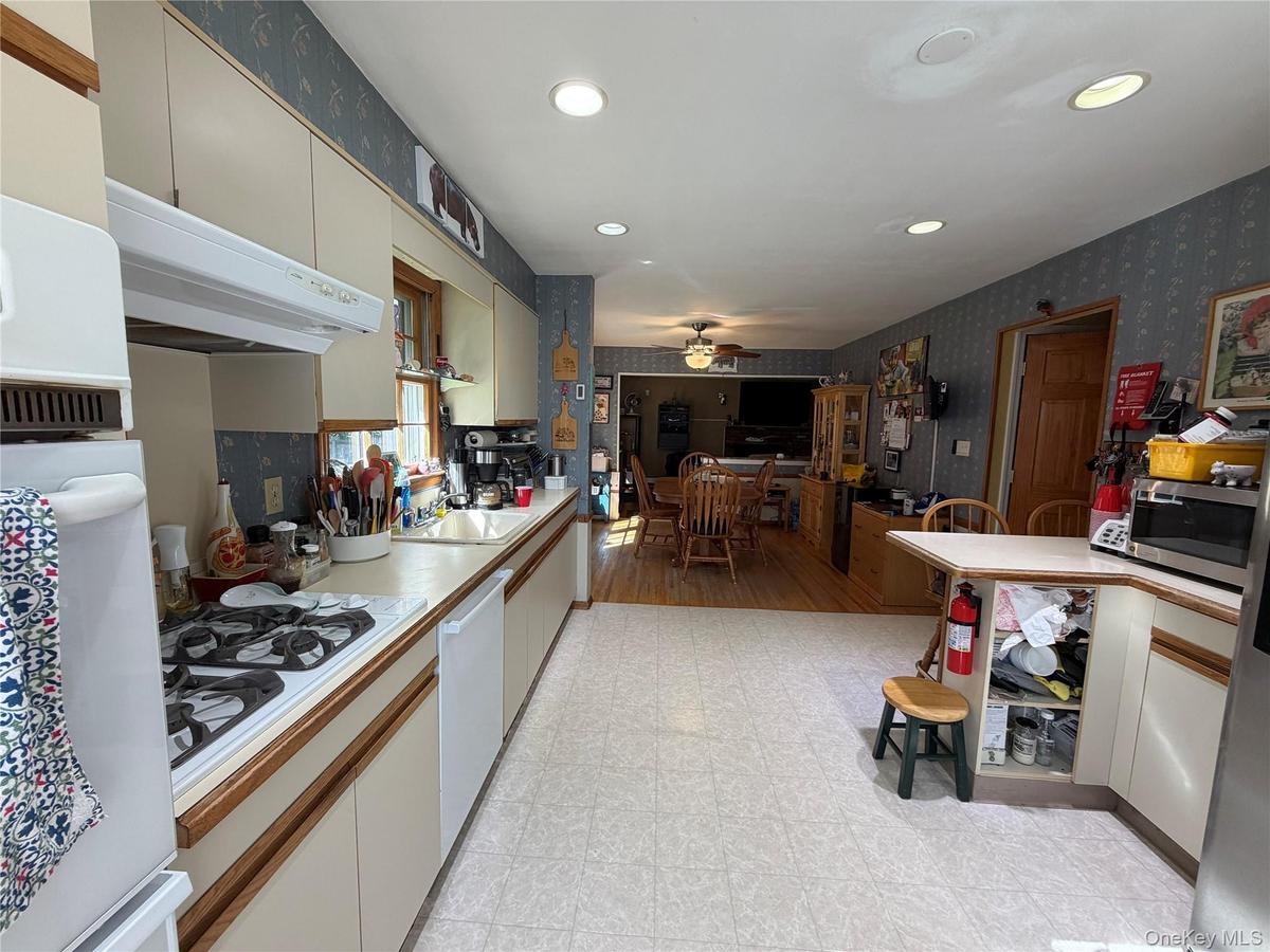 Entry from the back door to the kitchen with gas stove