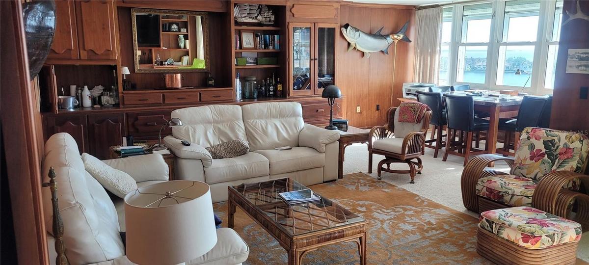 Commadores's Room