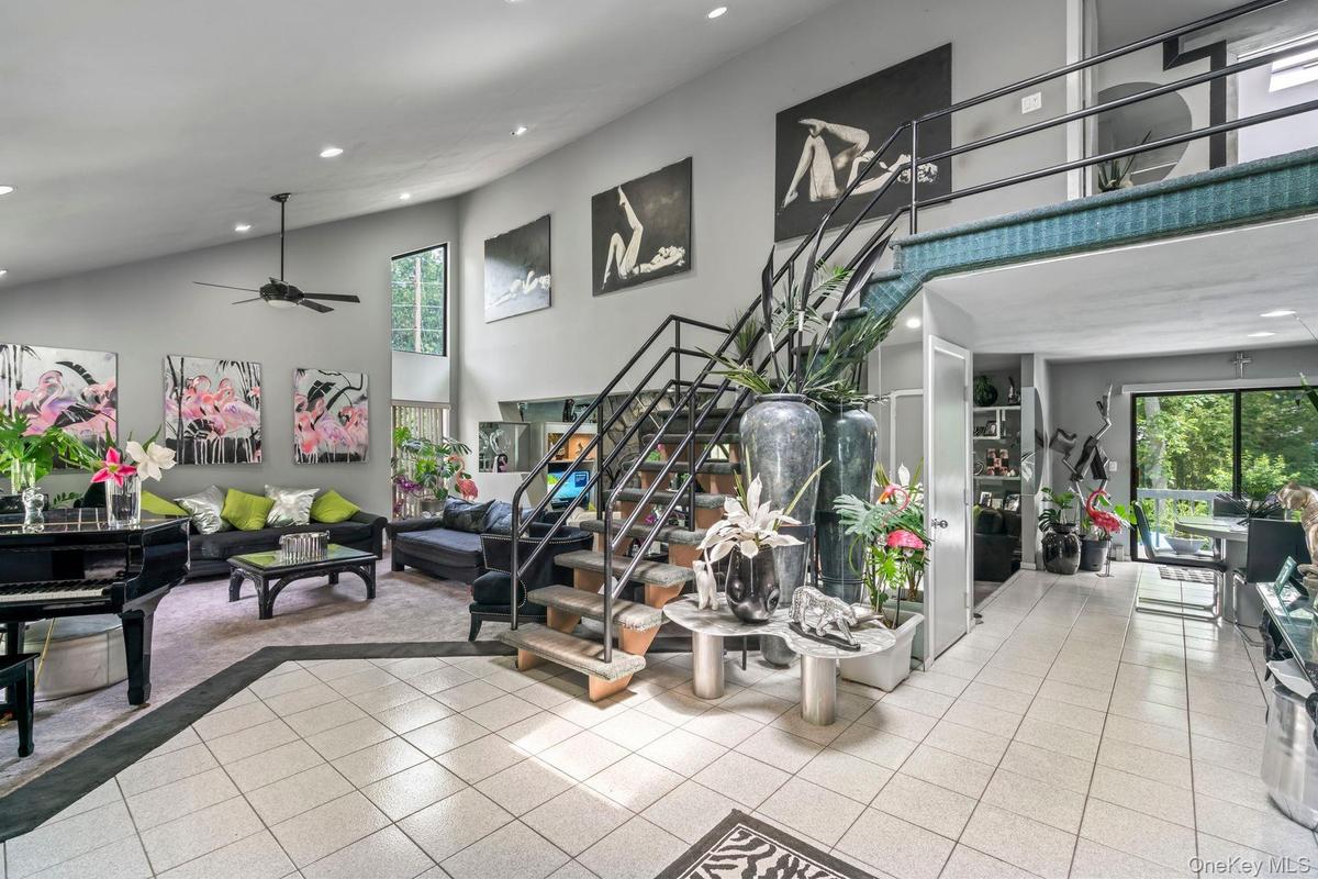 Dramatic open  stairs