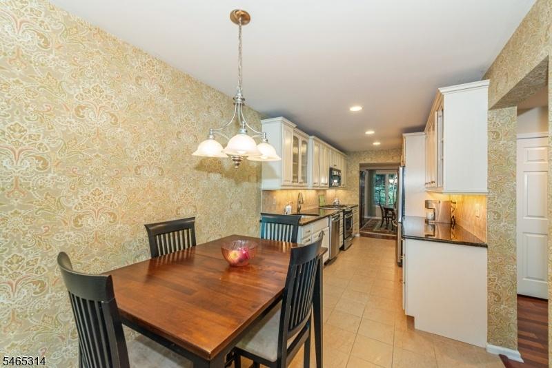 Eat-in Kitchen