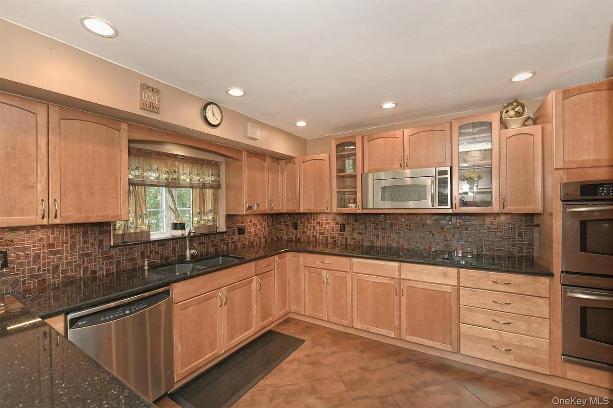 Large Fully Remodeled Kitchen, Many Cabinets, Pantry, Stainless Steel Appls. Granite Counters, Island Seating Custom Glass Backsplash & Stovetop & Dbl