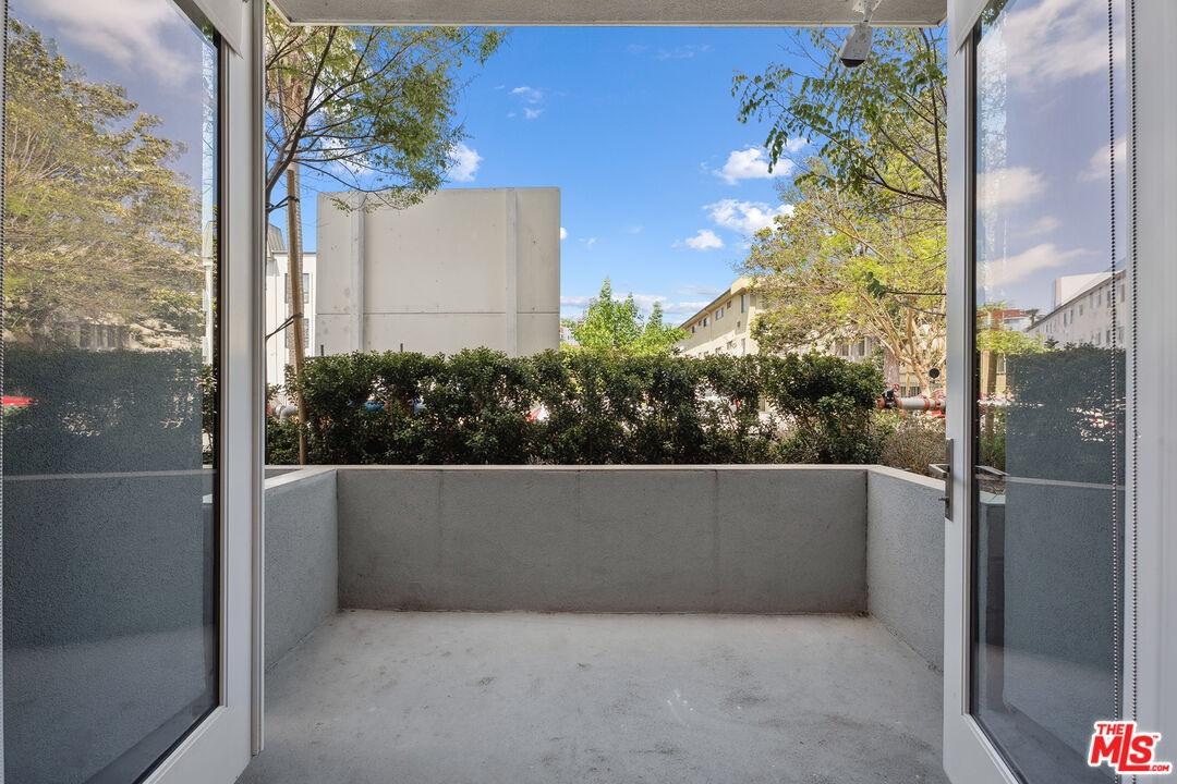 Walk-out patio/balcony from li