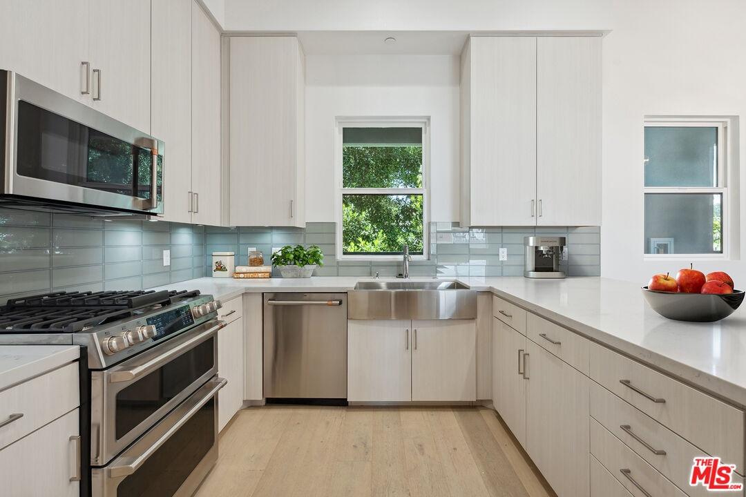 Beautiful Kitchen with top of
