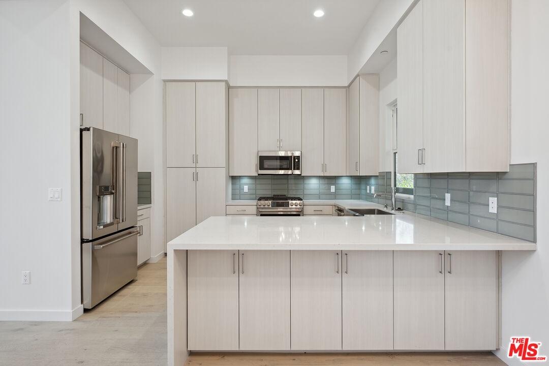 Island seating/storage, quartz
