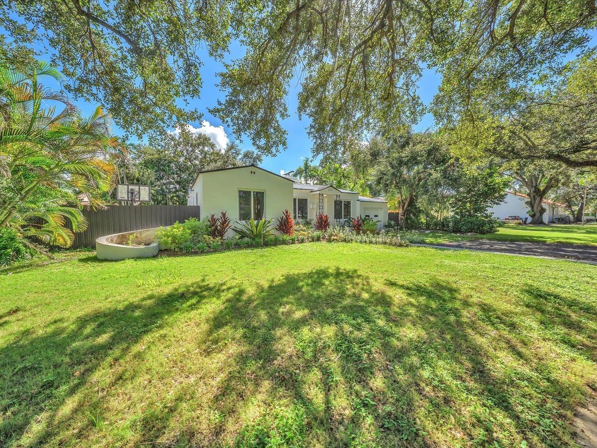 ANGLE FRONT HOUSE