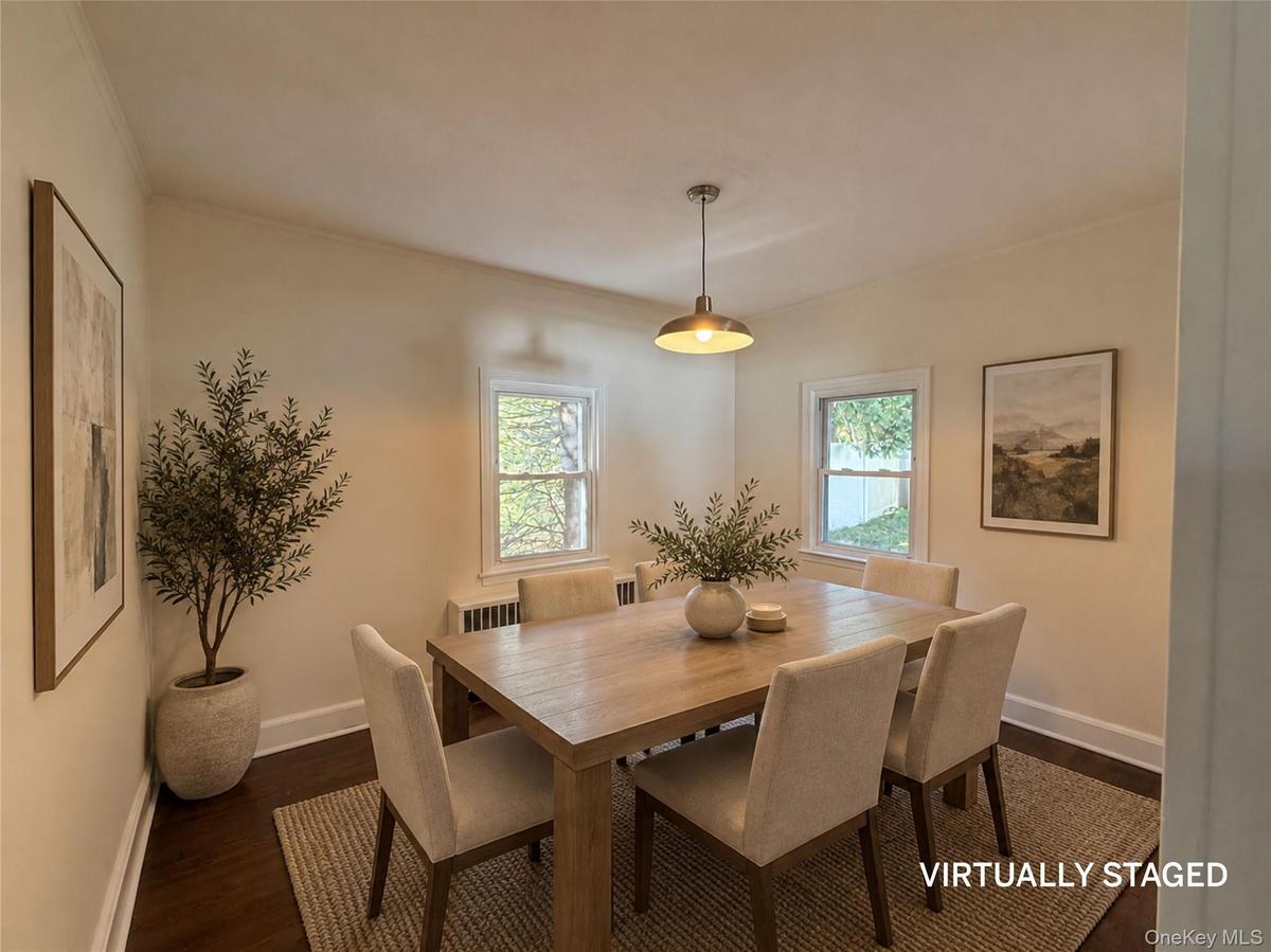 VIRTUALLY STAGED Dining room