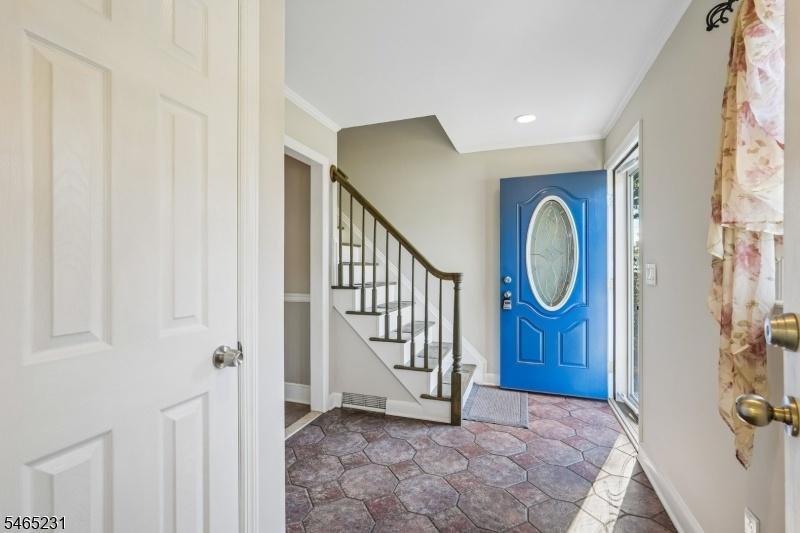Foyer - Entrance from Garaga