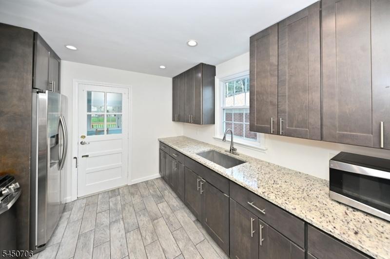 Kitchen w/granite