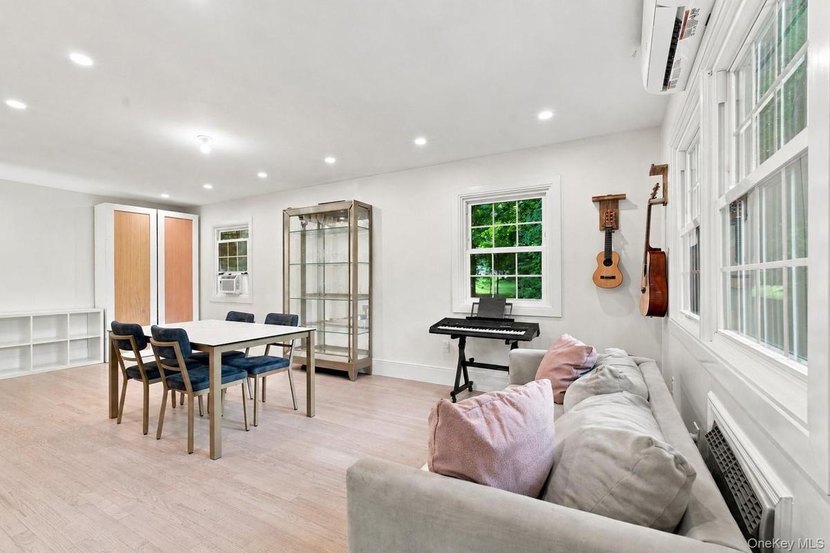 Recessed lighting, wood-finish flooring