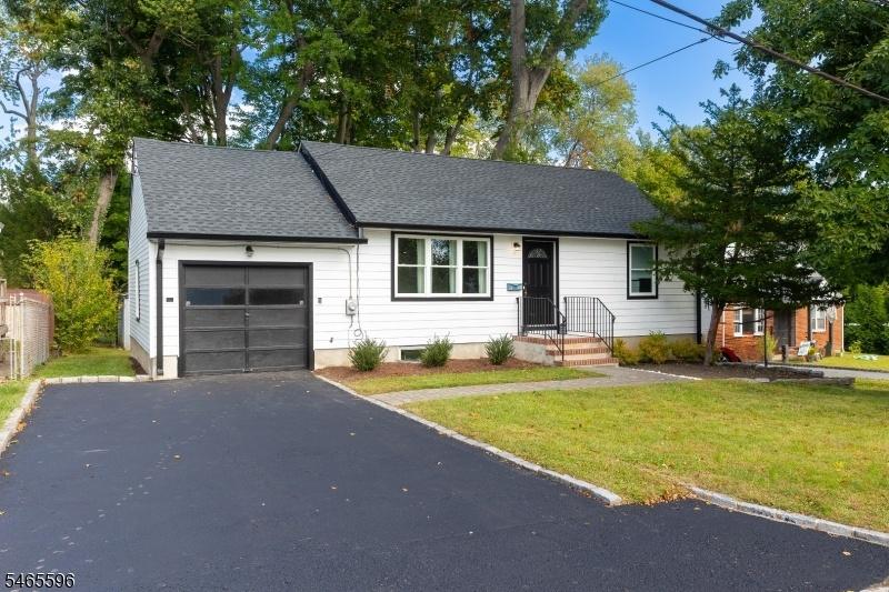EXPANSIVE DRIVEWAY