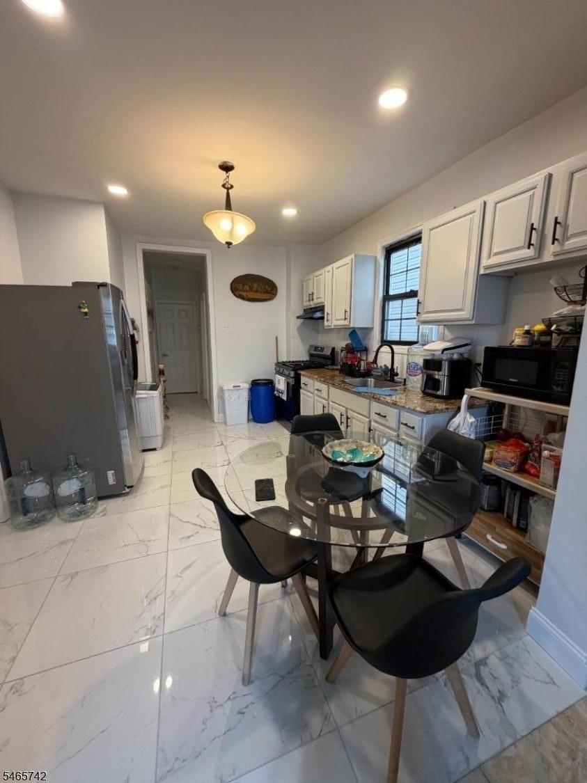 2nd fl Eat-in-Kitchen