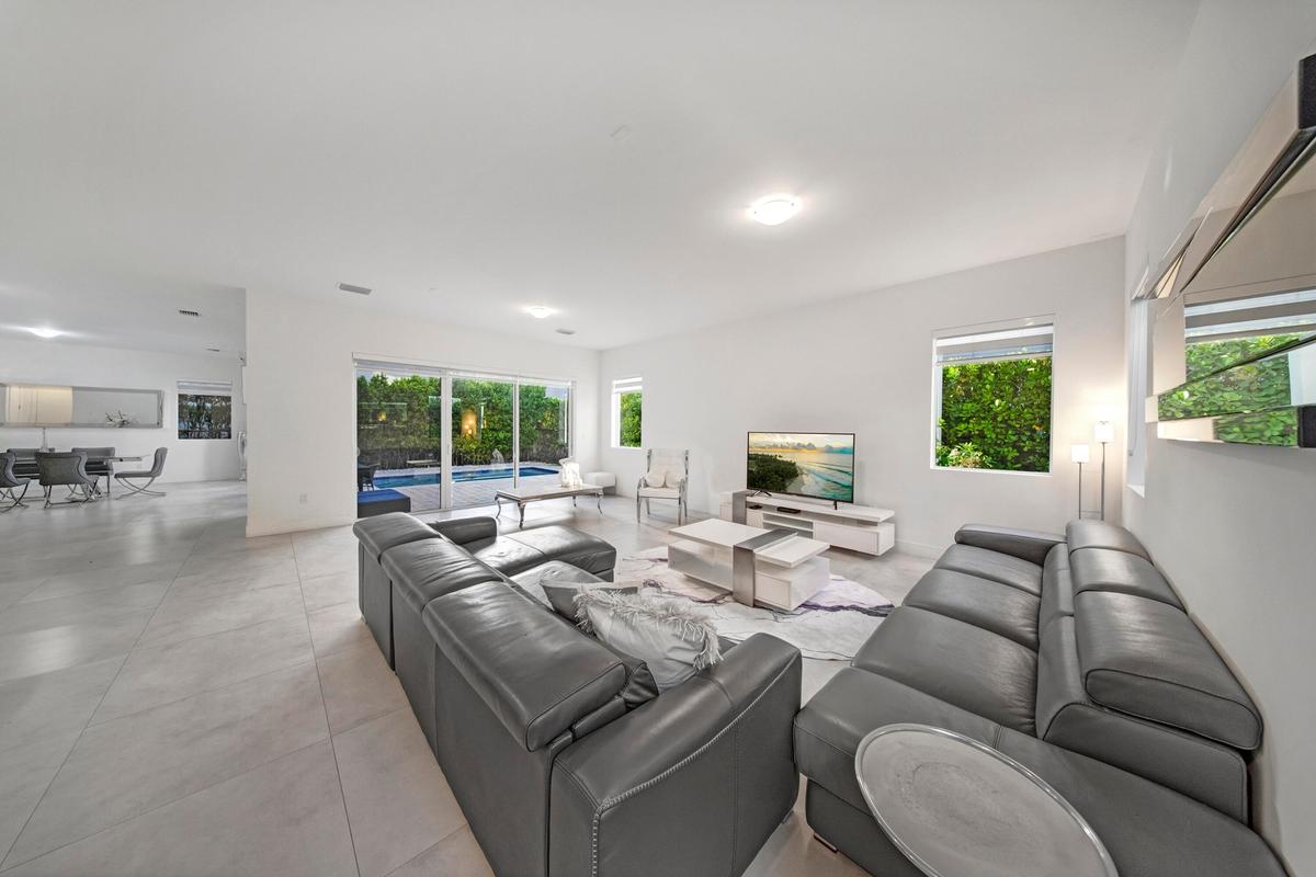 LIVING ROOM MAIN