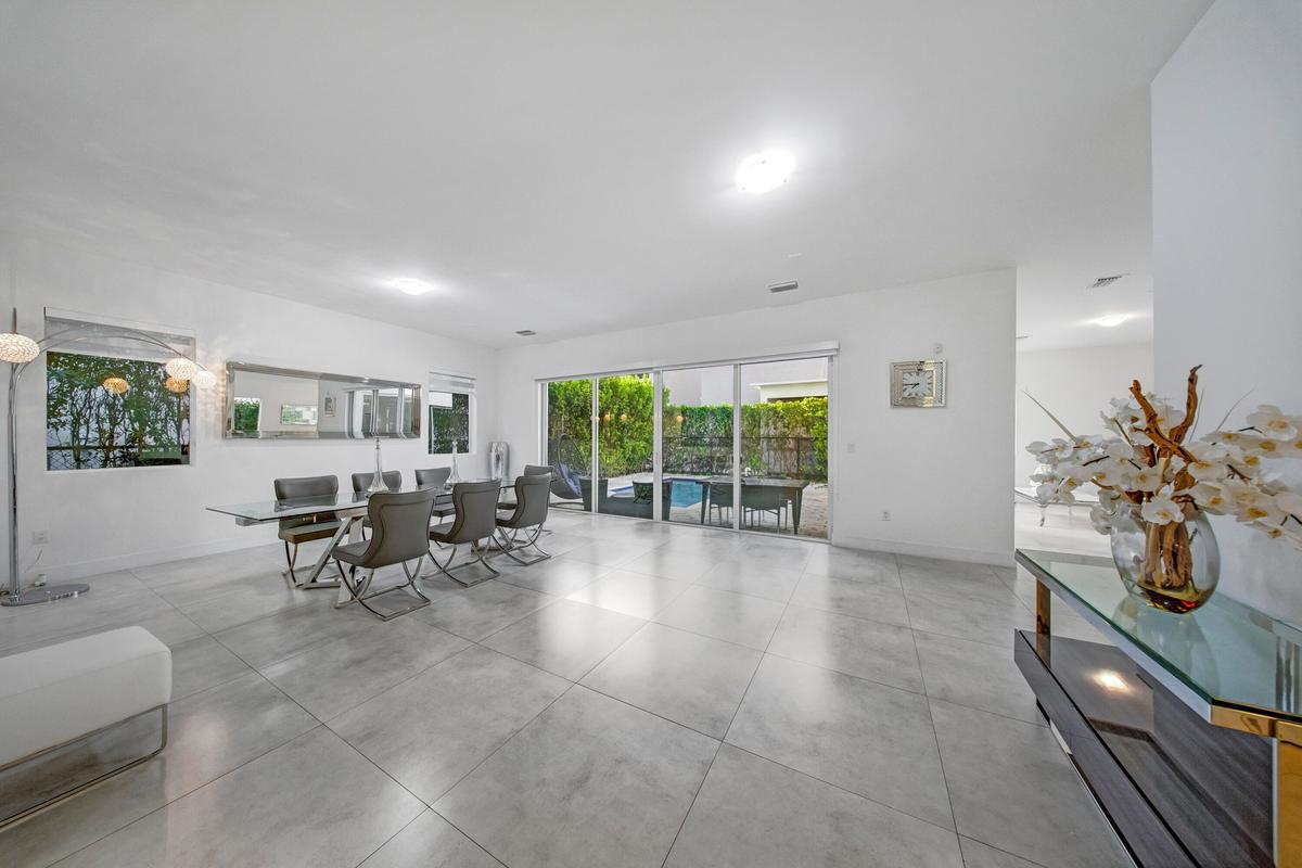 LUXURY OPEN FLOOR PLAN LIVING ROOM DORAL