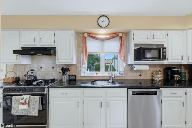 Eat-In Kitchen