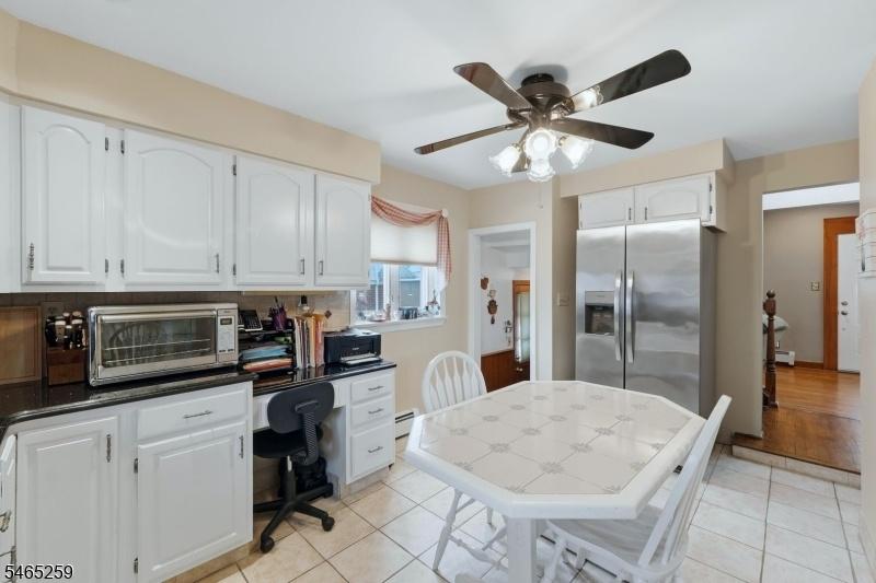 Eat-In Kitchen