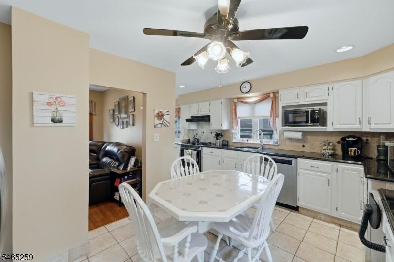 Eat-In Kitchen