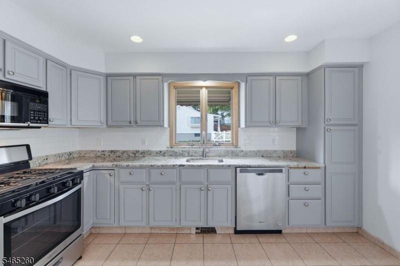 Eat-In-Kitchen (unit 1)