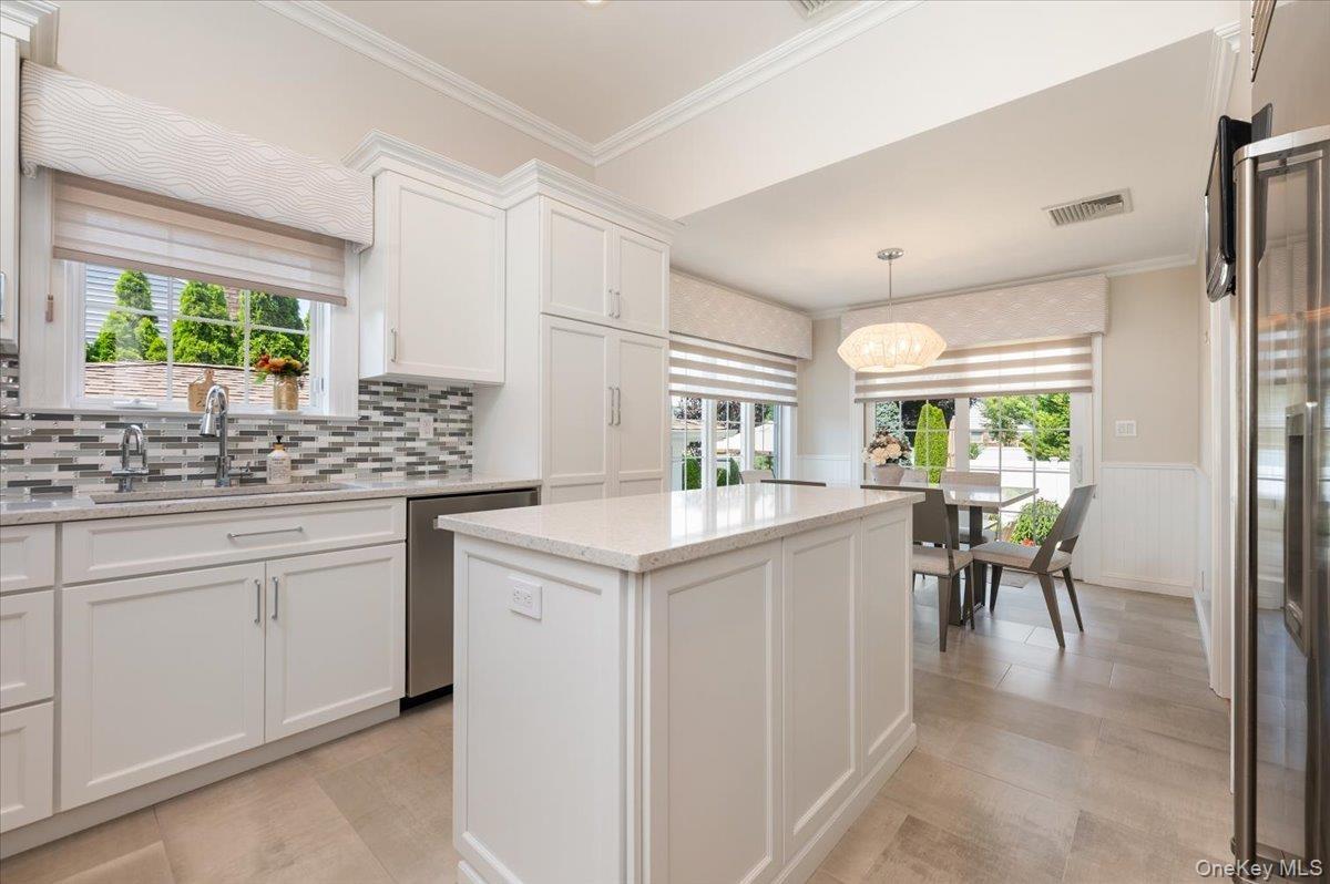 Updated Eat-In Kitchen with Center Island