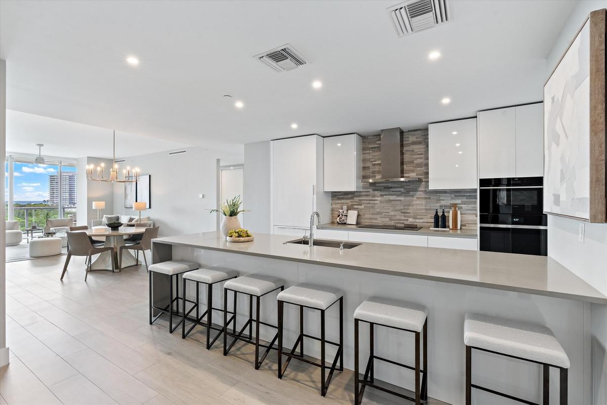 Counter seating/Open kitchen