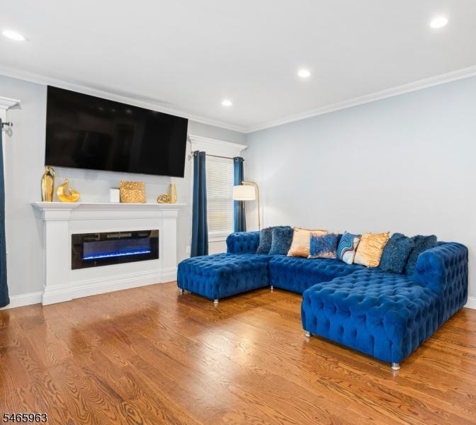 Family Room w Fireplace