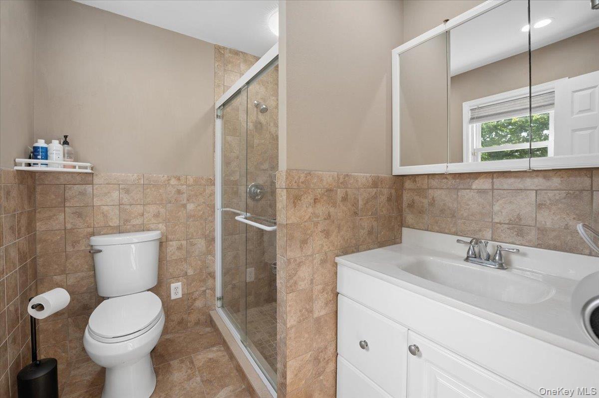 Updated en-suite full bath.