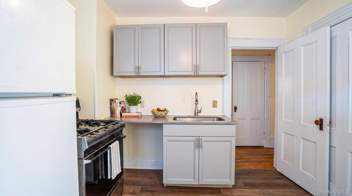 Kitchen (upstairs unit)