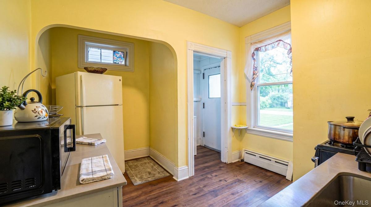 Kitchen (main level)