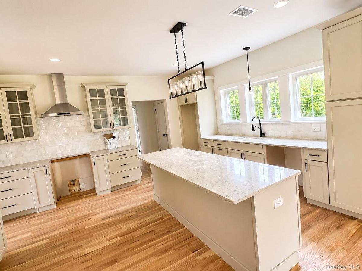 Photos of recently completed build. Customizable options available.